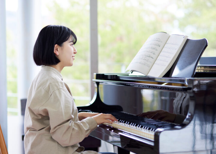 ピアノを演奏する若い日本人女性