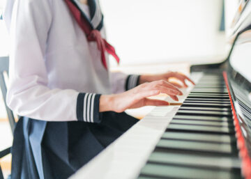 学校 音楽室 ピアノを弾く女子高生