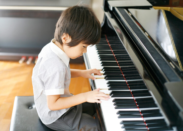 ピアノを弾く男の子